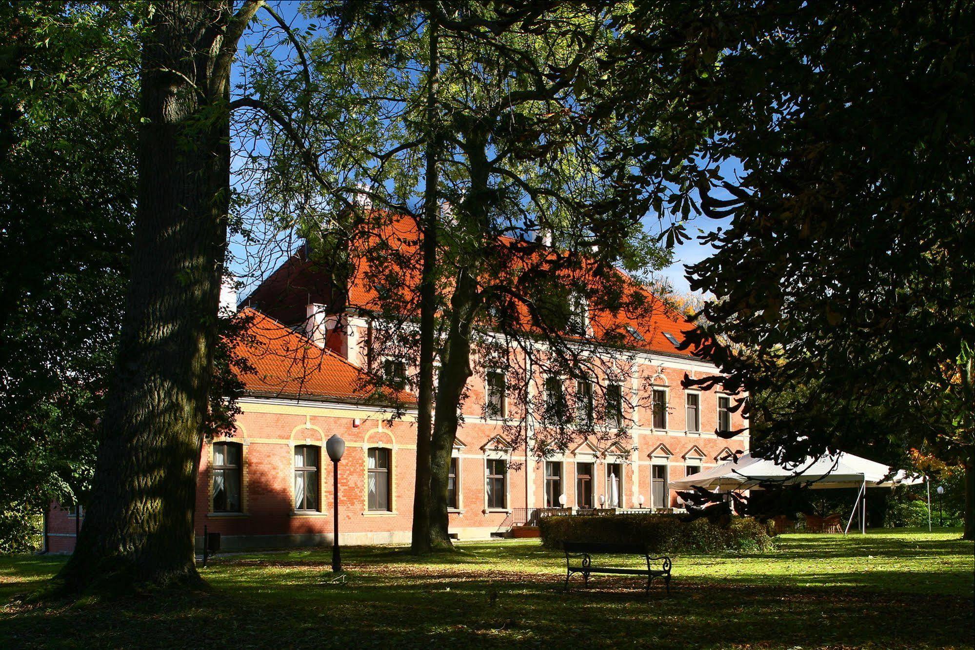 Lezno Palace ภายนอก รูปภาพ