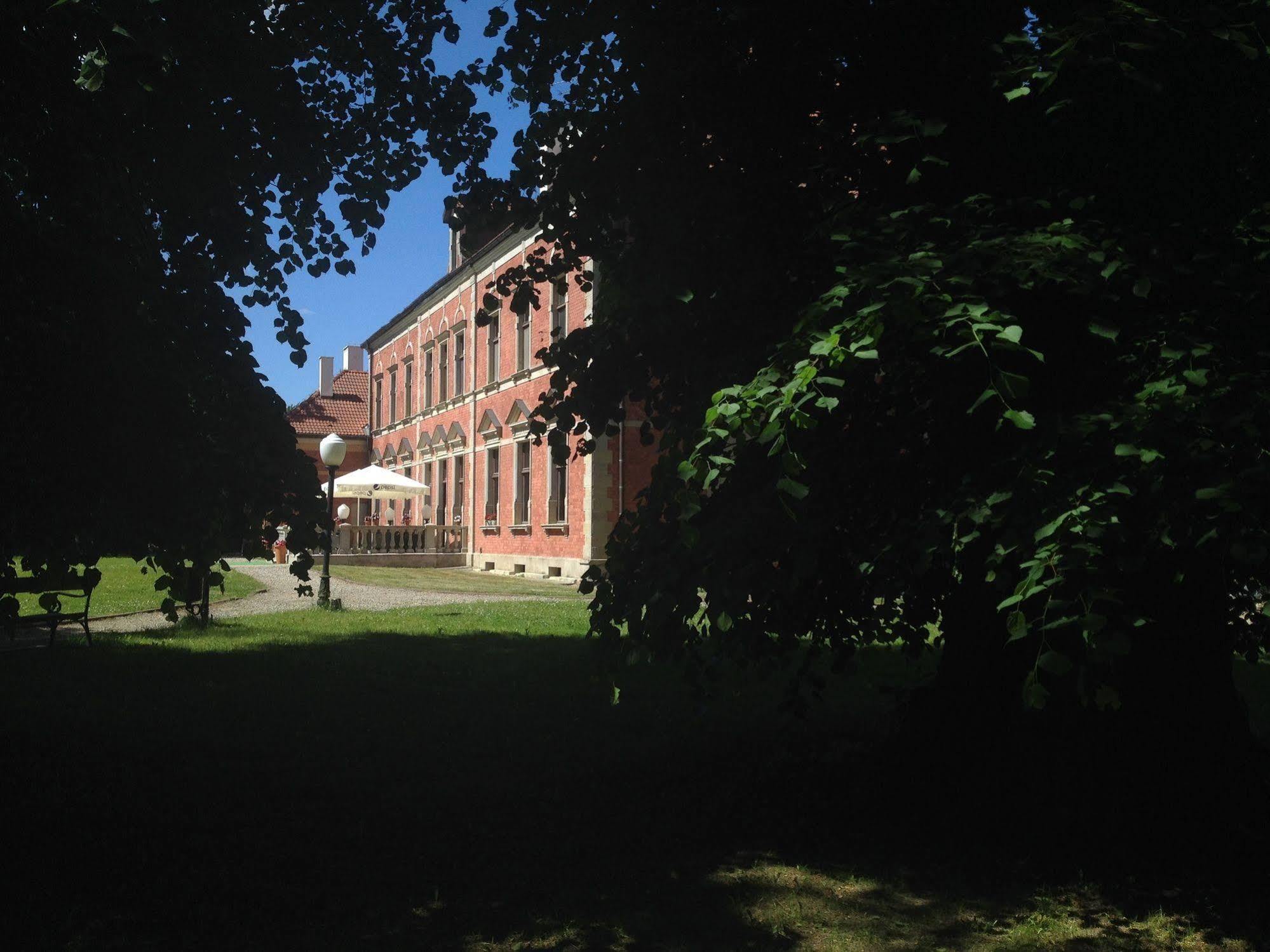 Lezno Palace ภายนอก รูปภาพ